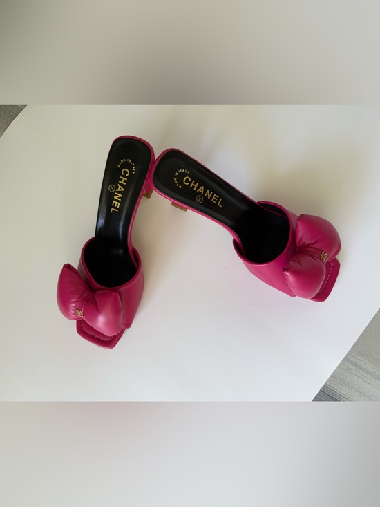 CHANEL Shoes - CHANEL Hot Pink Leather Knotted Slide Mules